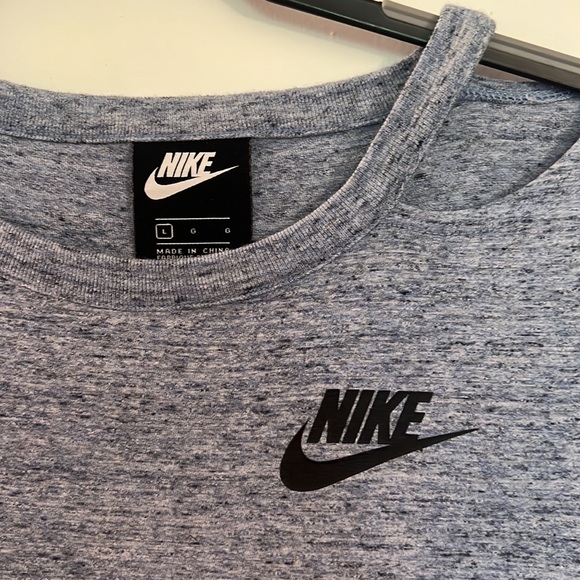 Nike Shirt - Picture 2 of 3